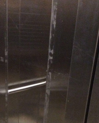 Очистка стенок лифта перед оклейкой пленкой